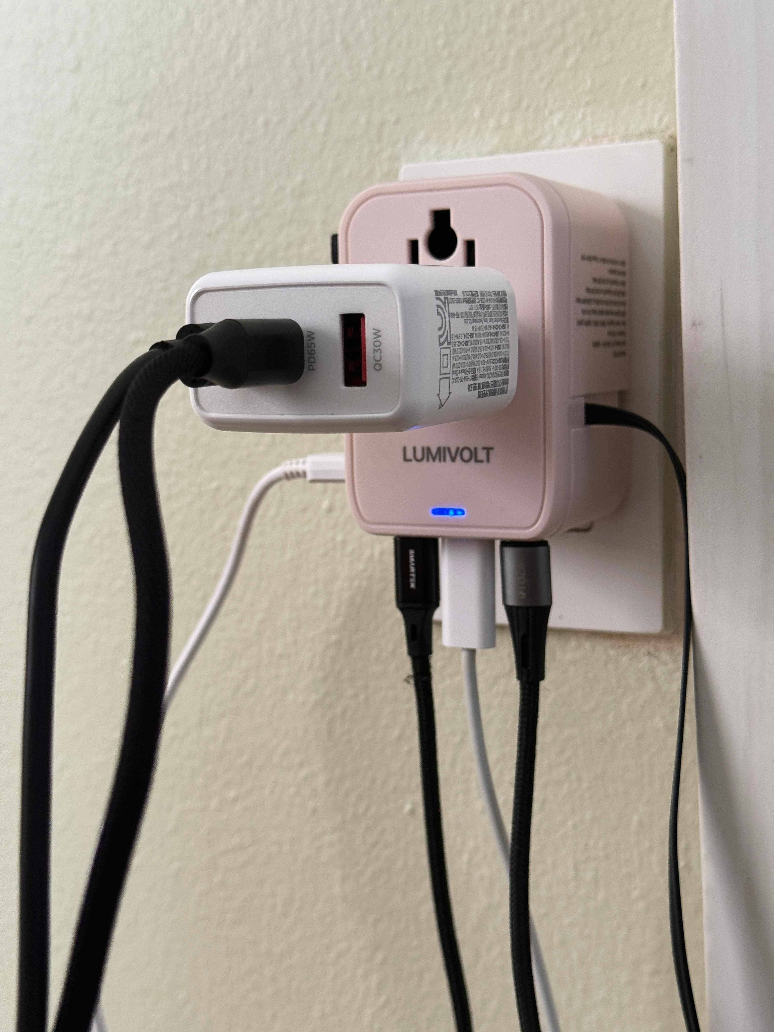 최대 2500W 고전력과 LED를 지원하는 멀티 어댑터